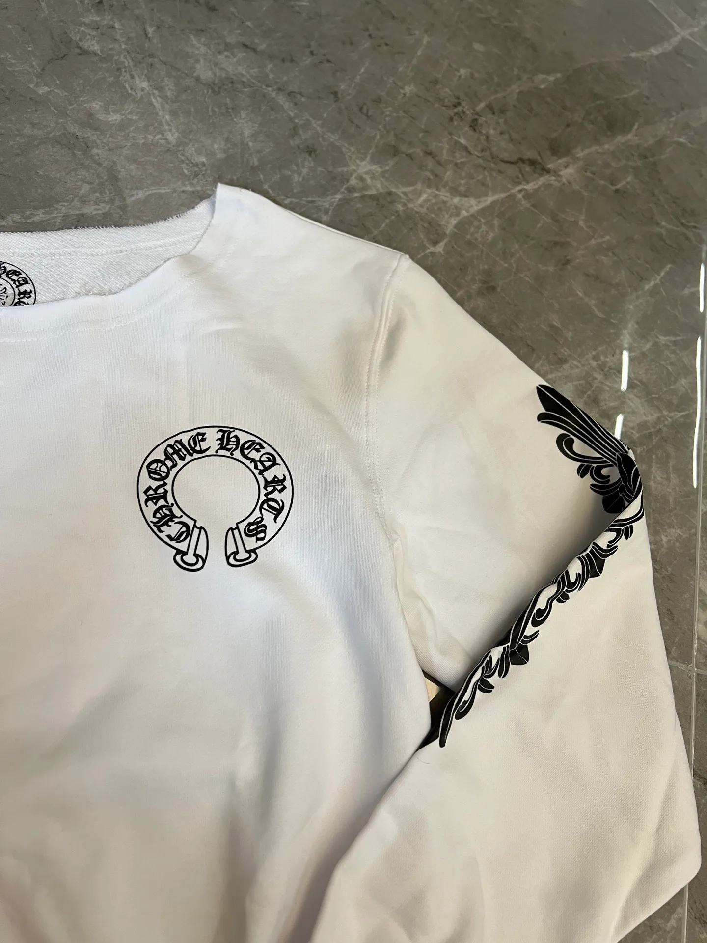 P186 [Next day] Chrome Hearts/Chrome Hearts 25ss CH Arm Cross Horseshoe Sanskrit Sloping Shoulder Sweatshirt (White - Women's Loose) Custom-woven fabric with a delicate and soft texture, gentle and non-prickly. The brand's Sanskrit inscriptions highlight the brand's unique American dark heavy industry trend style from all angles. It is fashionable and avant-garde. The unique OVEISIZE cut is more in line with the aesthetic style of the Z generation young people. It is an indispensable goddess wardrobe item!  Size: s m l. Available in seconds. Detailed sizes can be found in Figure 9.